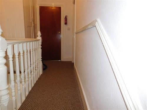 Spencer Inn Apartments Хароу Екстериор снимка