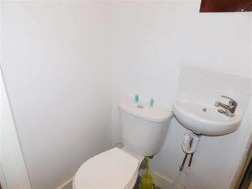 Spencer Inn Apartments Хароу Екстериор снимка