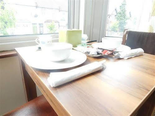 Spencer Inn Apartments Хароу Екстериор снимка