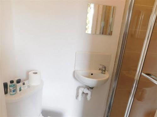 Spencer Inn Apartments Хароу Екстериор снимка