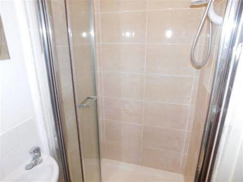 Spencer Inn Apartments Хароу Екстериор снимка