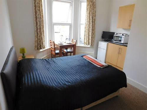Spencer Inn Apartments Хароу Екстериор снимка